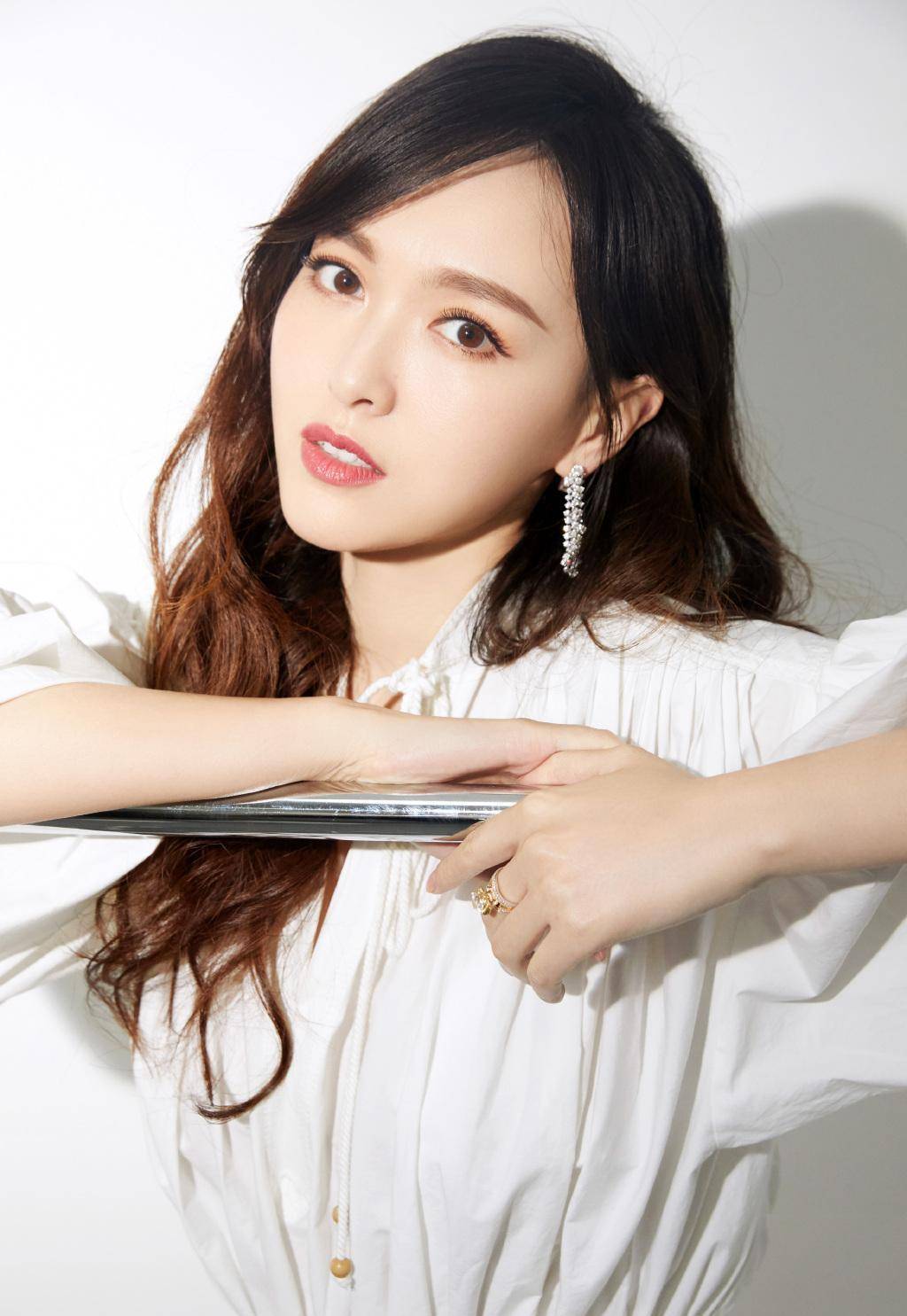 三十五岁唐嫣参加活动,女神气质在线,身材让人羡慕_耳环_衣服_的设计