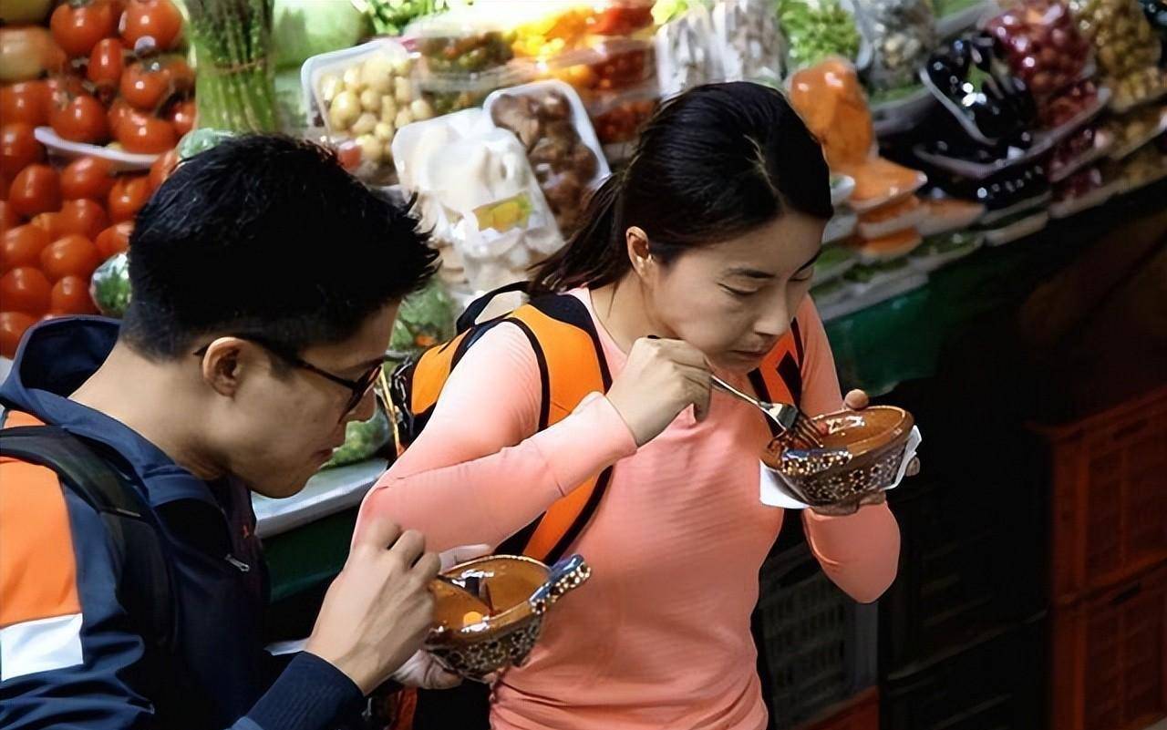 郭晶晶和王俪桥都嫁入豪门,生活低调,两人可能成为最有前途富太_香港