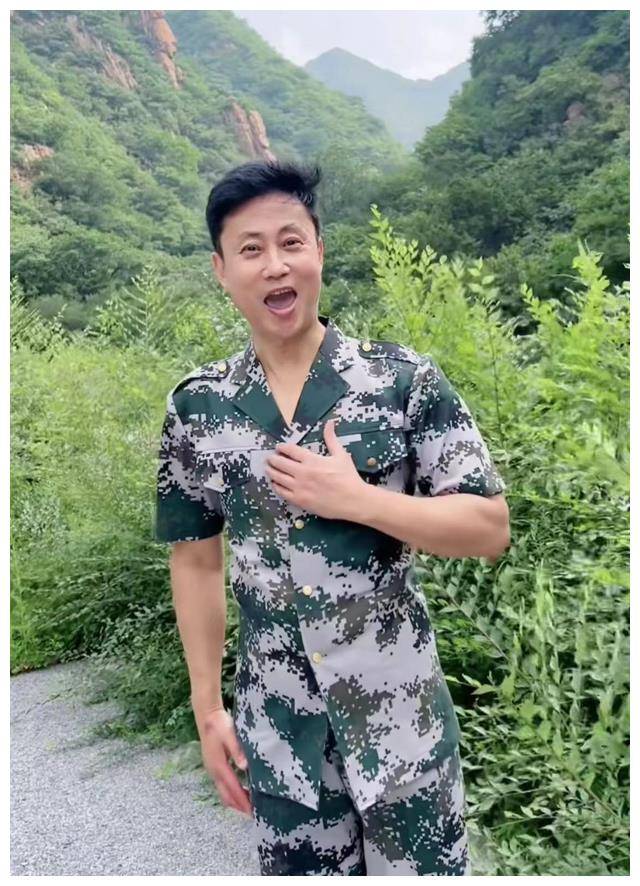 耿为华现身陕西农村,脚踩黄土地干农活,手拿铁锹边铲边高歌_生活_工作