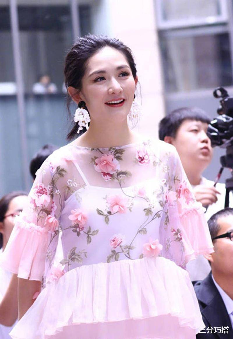 有种扮嫩叫谢娜,39岁挑战"女团风",可脱下外套却露"水桶腰"_女性_元素