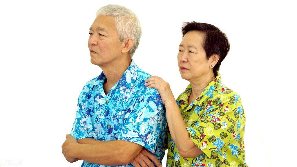 继母哭诉:照顾你爸17年我有居住权不能赶我走;继子:你违反协议_阿哲