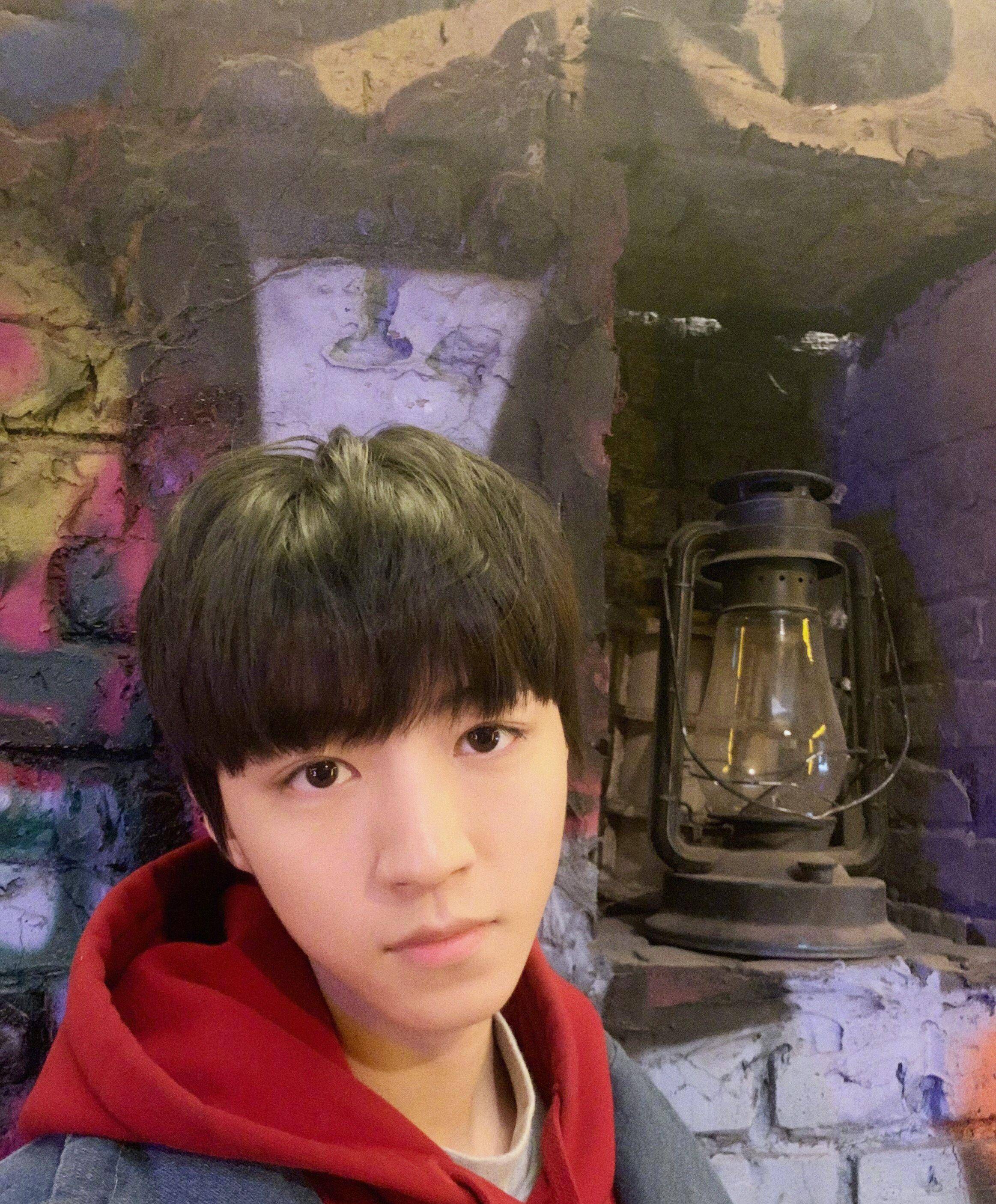 在tfboys经常有90后和00后的梗因为90后只有王俊凯而王源和千玺都