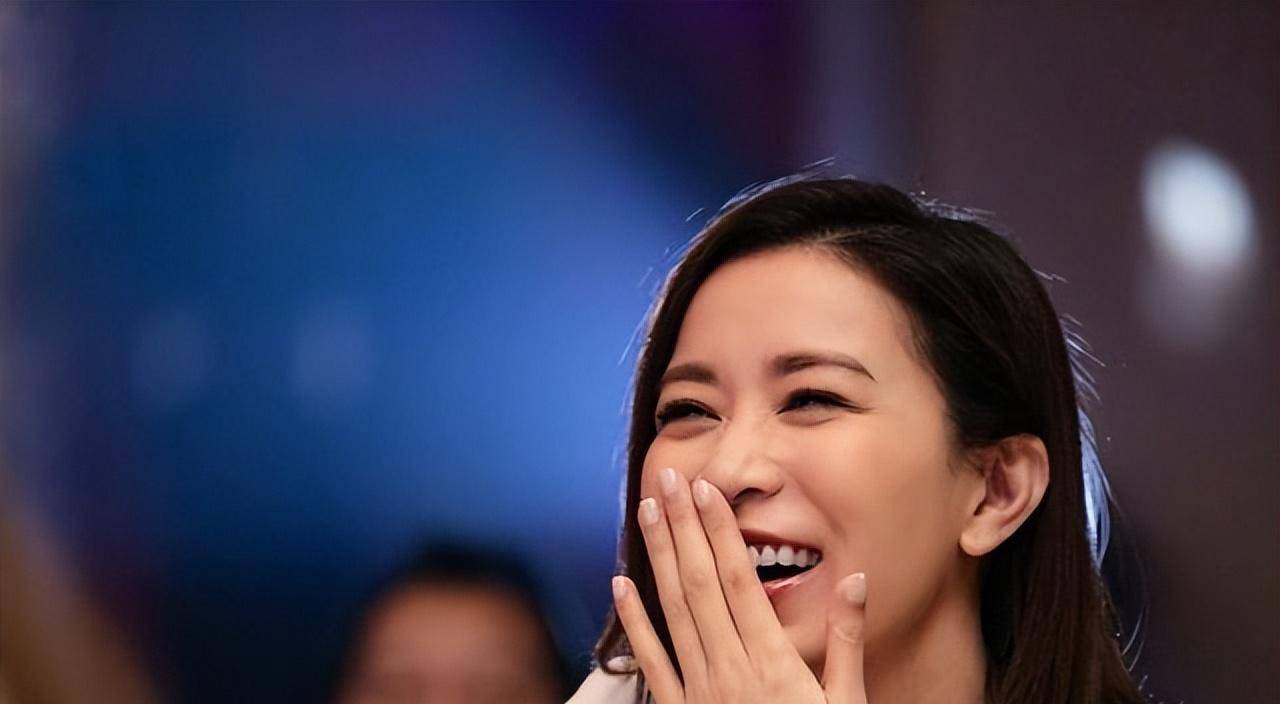 佘诗曼吐槽大陆综艺,摄像头刁钻拍她穿内裤,毫无底线不会再接_内地