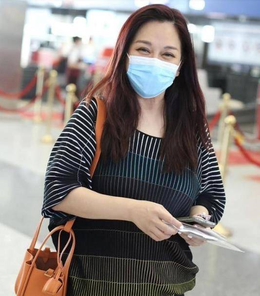 50岁陈松伶身材有点发福,穿衣特意选宽松款,不过微胖却不显老_造型