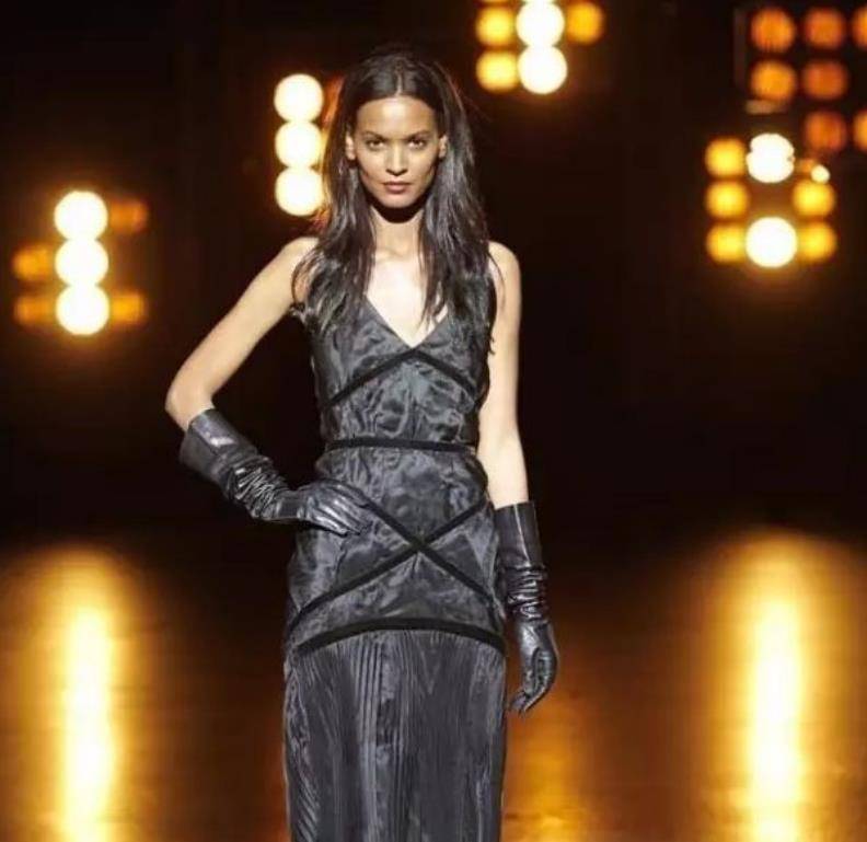 沙漠之花华莉丝:5岁被割生殖器,13岁被卖给老头,却成顶级超模_母亲