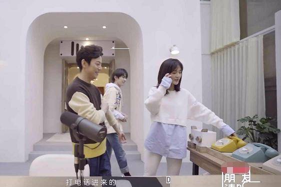 《朋友请听好》易烊千玺跟谢娜偷偷吃橘子,何炅的表情耐人寻味!