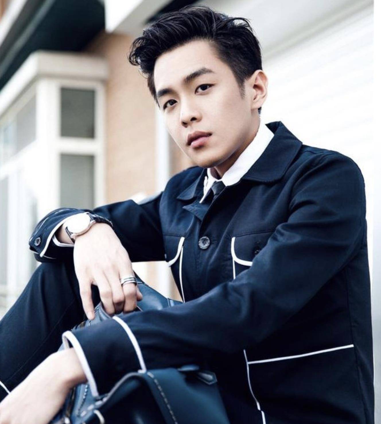 但是即便靠才华吃饭,张若昀的颜值也有些差强人意.