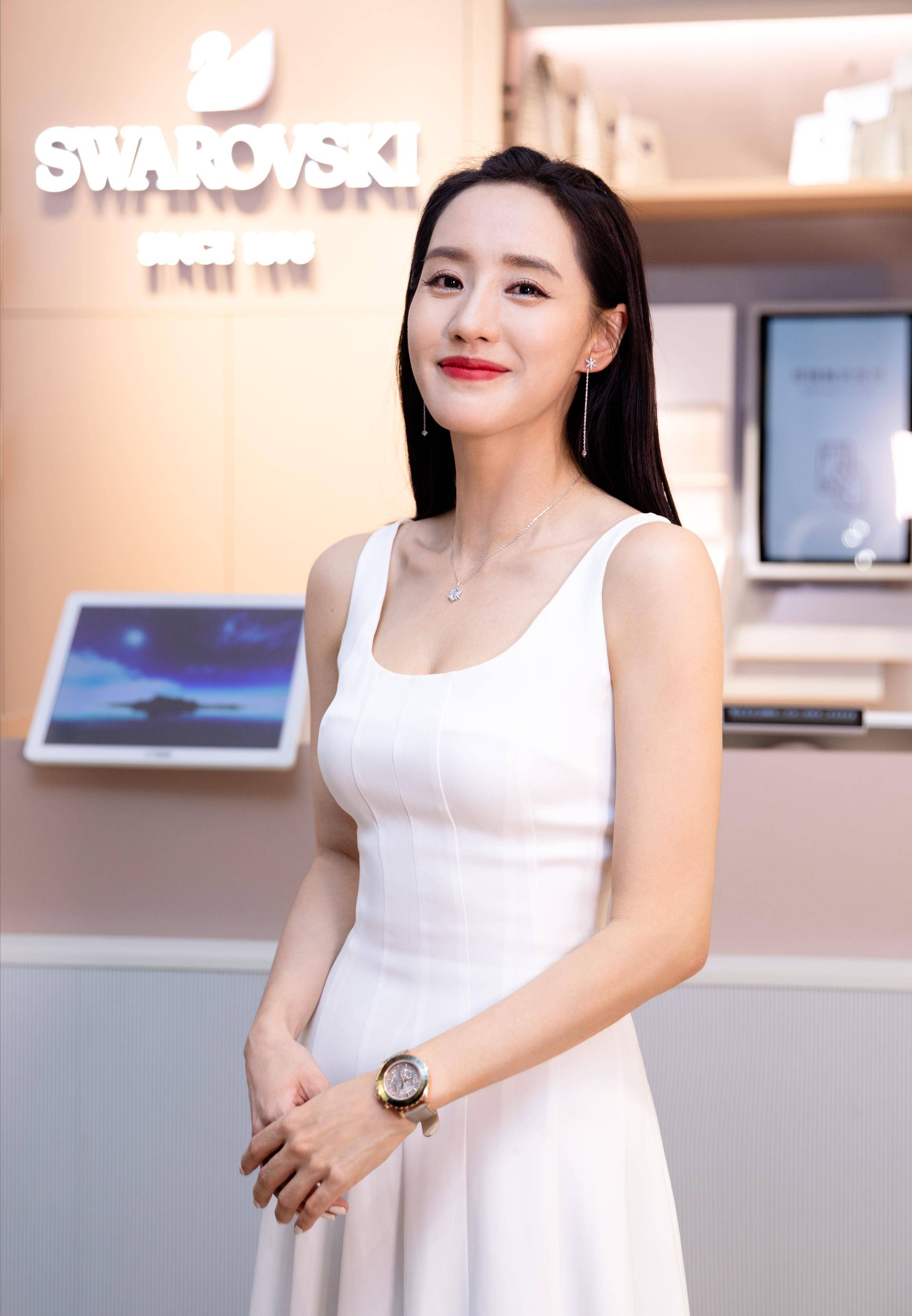 王智这才是真正的魔鬼身材,蛮腰细柔,洁白曼妙,真让人挪不开眼_女人