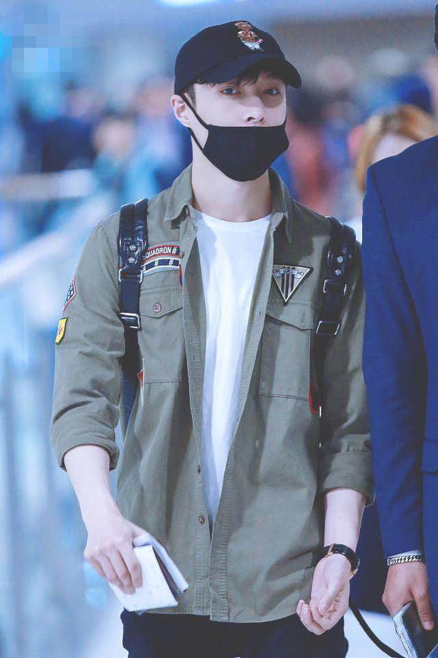 张艺兴戴粉色帽子现身机场,他的样子帅不帅?_穿着_黑色_棒球帽