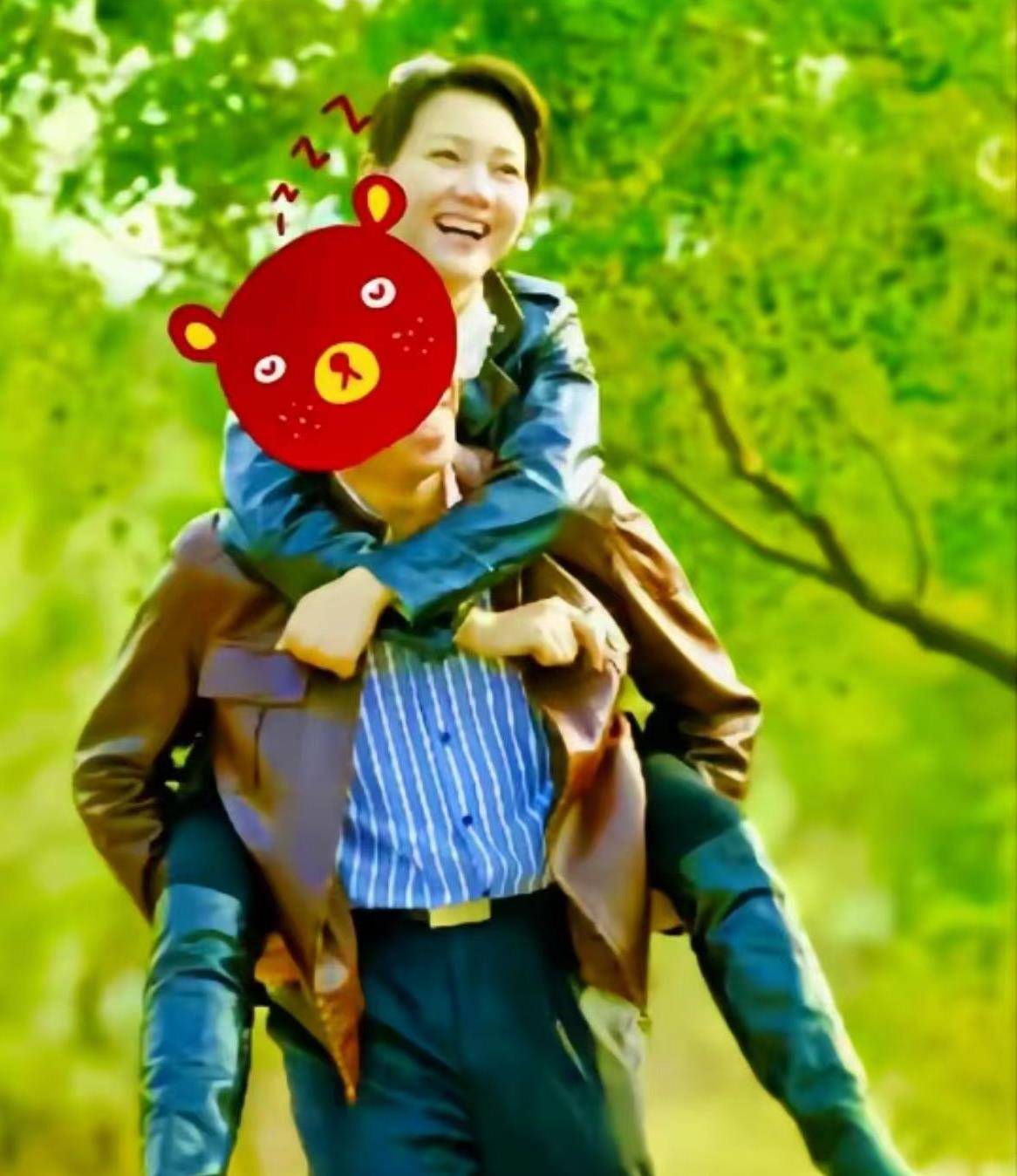 主持人周群神秘老公疑曝光,嘴凸牙龅身形高大,仨孩子都神似爸爸_男子