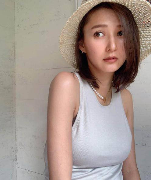 四川妹子裴唯莹有港版松隆子之称,2003年裴唯莹远赴布拉格拍摄周杰伦