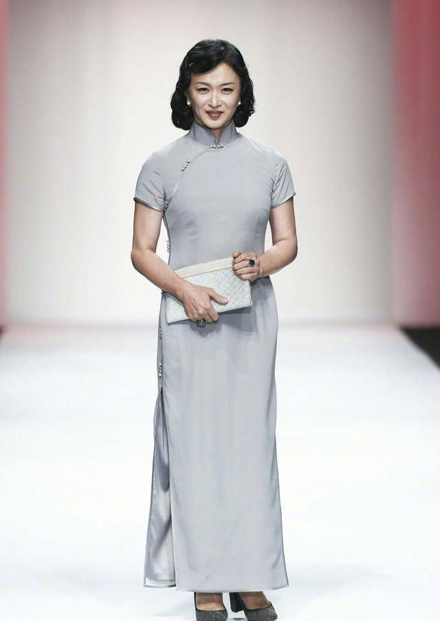 51岁金星罕见现身机场,皮肤松弛喉结突出,被嘲:男性特征十足!