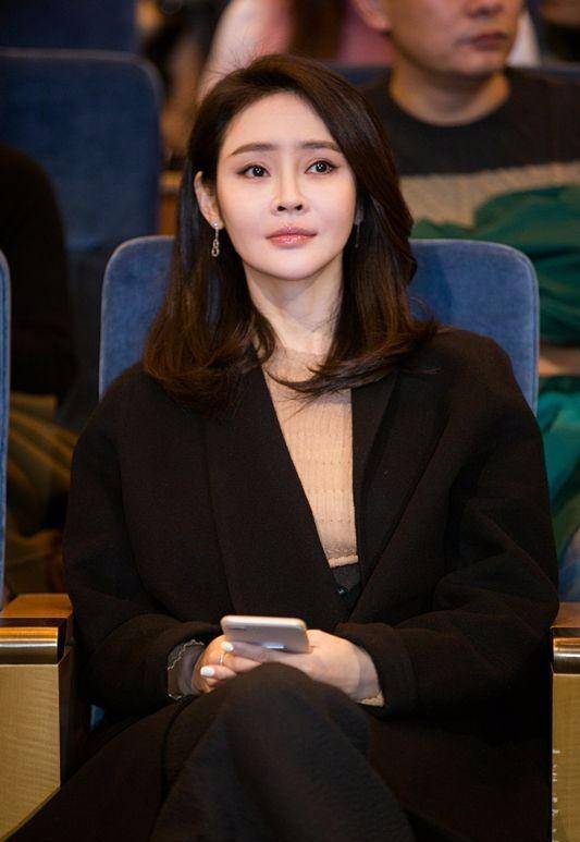 "恨铁不成钢说:在于明加拿着自己的简历出现在中戏报名办公室时,招生