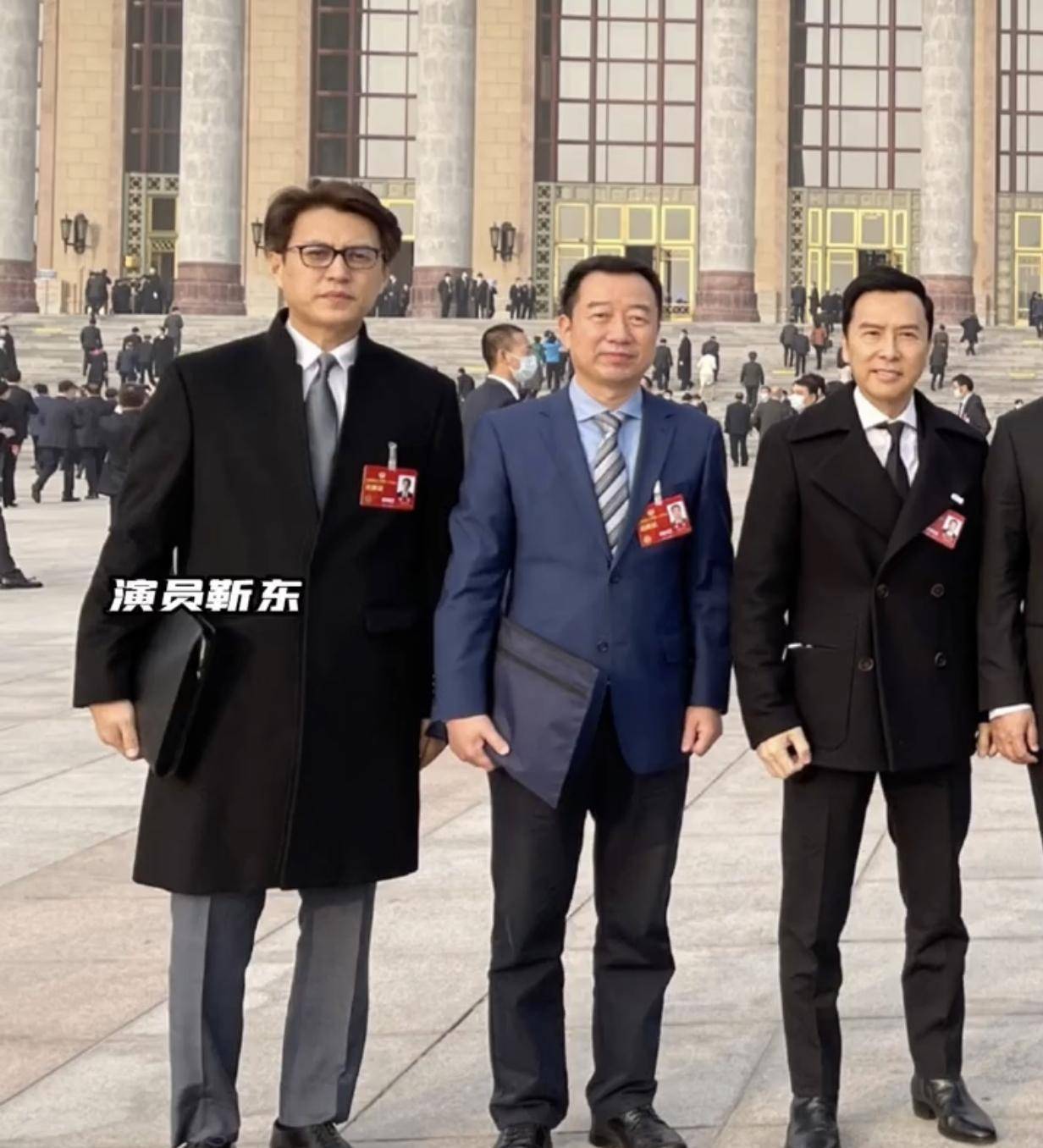 明星在大会堂前合影,张凯丽居c位,靳东靠边站,甄子丹略显拘谨_行业