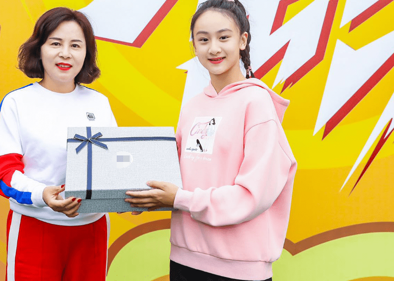 曹格女儿终于长大啦,grace五官全长开,遗传妈妈好基因