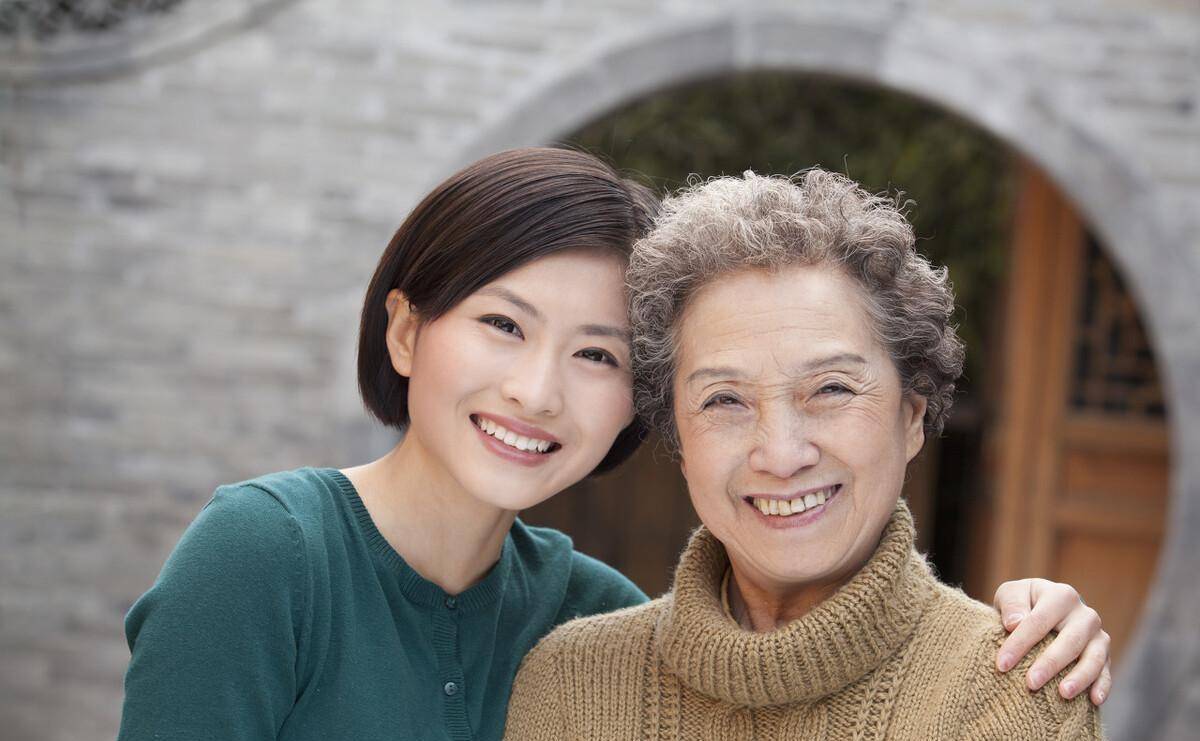 称自己拿儿媳妇当亲生女儿看,怎么怎么好,比对自己的儿子还好