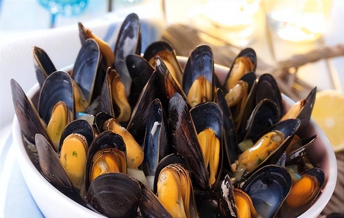 南方人将同一种贝类称为贻贝,蛤蜊和贻贝.法国人也很喜欢海虹的味道.