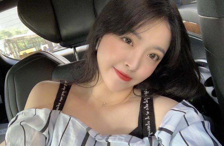 王中磊女儿王文也被传恋情后晒自拍发胖不少,发文表深意_照片_娱乐