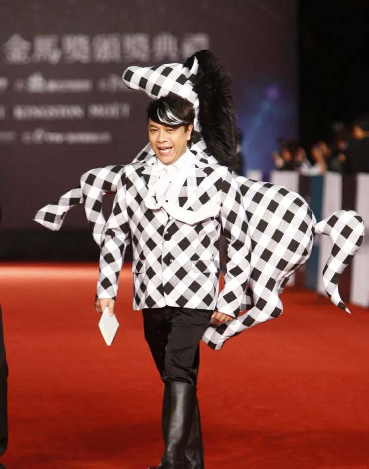 男星红毯千奇百怪:头戴鸟笼,小矮人,超短裤,实在太辣眼睛了_陈志朋