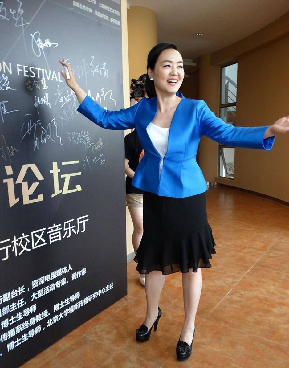 央视主持孙小梅55岁还这么美!