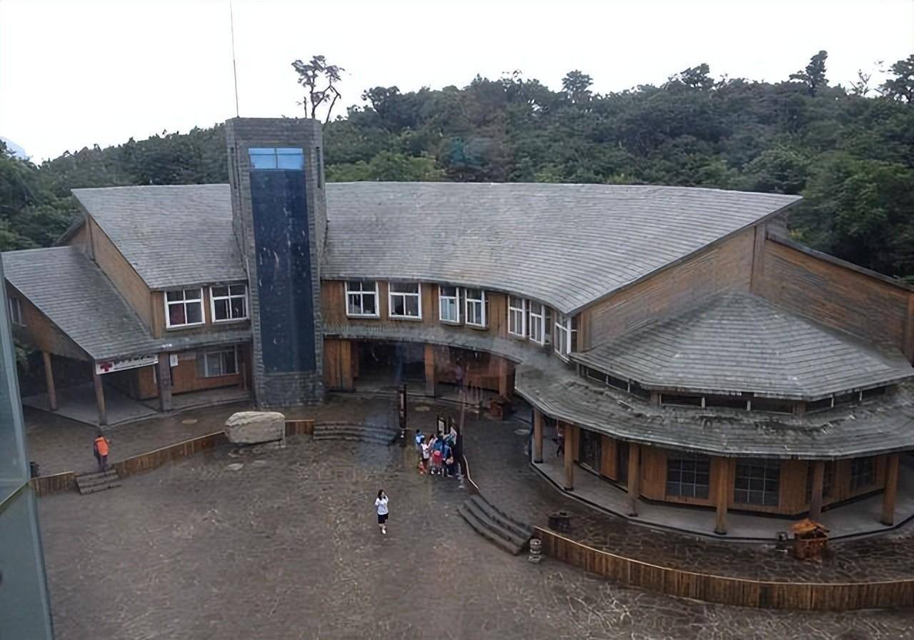 曾经的"李娜小屋"房子建成后,李娜为其命名"李娜小屋",并在房前屋后种