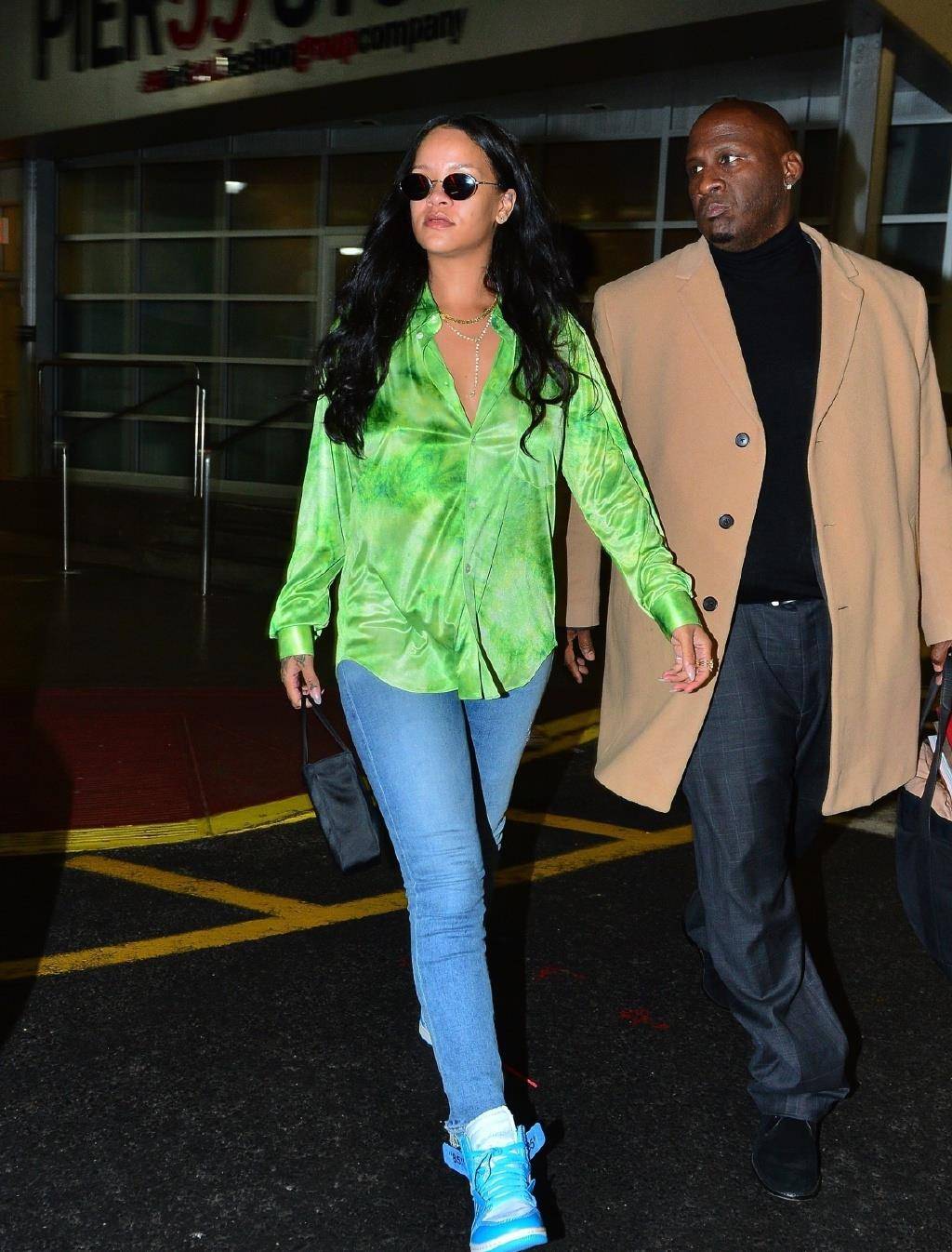 蕾哈娜现身街头!穿绿色衬衫还长胖了,170魔鬼身材去哪儿了?