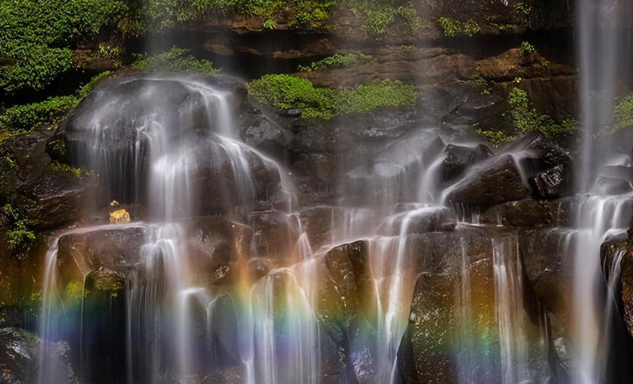 在初升太阳的照耀下,蔚为壮观,也终于体会到了"七彩飞瀑"的魅力,同时