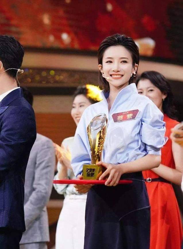 不看镜头图气质大变,得金奖后华丽大转身变最美女主持_蔡子_蔡姿_的