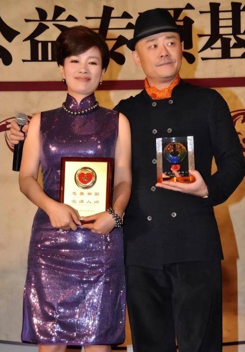 妻子穿旗袍裙高贵阔太范,周立波穿西装是服务员_造型_胡洁_身材