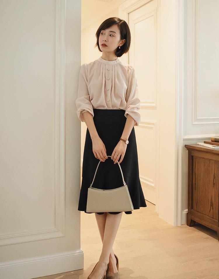 35岁左右女性这样穿搭,日常休闲通勤上班两不误_衬衫_造型_我是优优