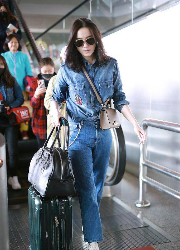 宋佳私服走机场真时尚,一身牛仔装穿搭时髦又随性,真显活力!