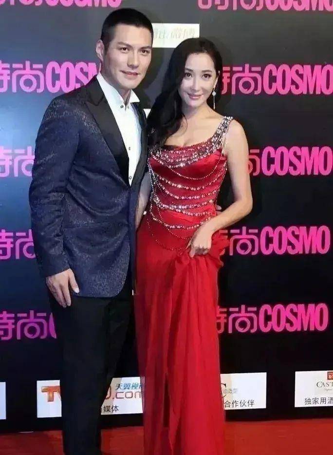 亮眼的色彩张扬个性提升吸睛度闫一宽是一位英俊的优秀演员.