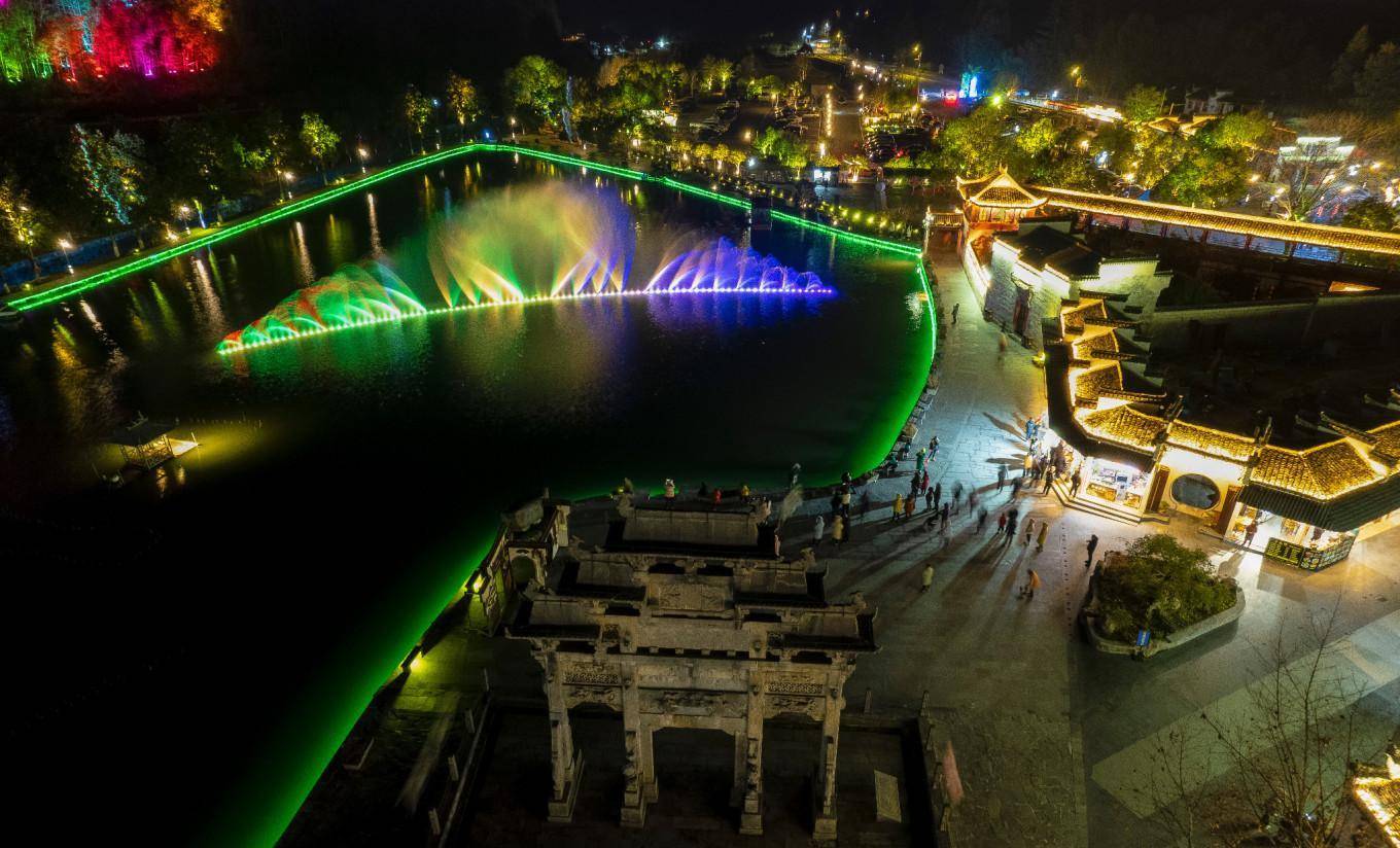 除了舞动的喷泉,西递的大型水幕光影秀是西递的一道亮丽夜景,喷出一幅