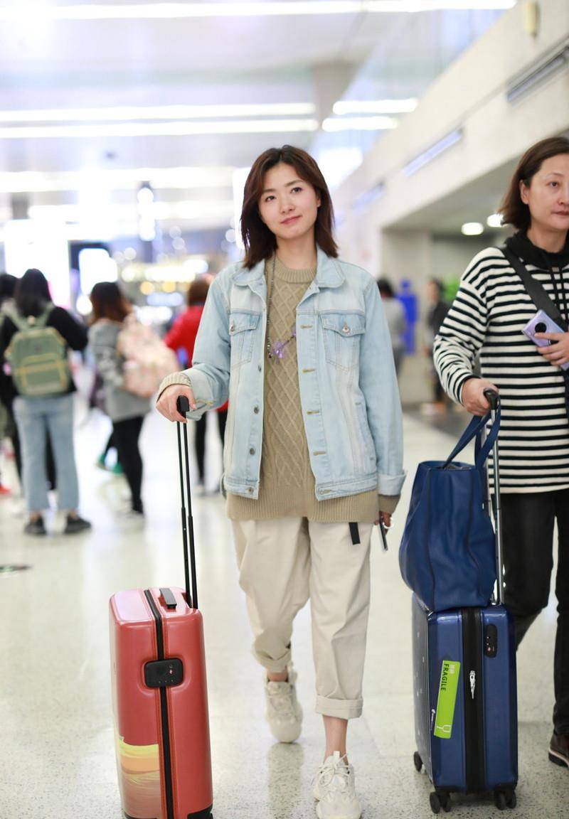 万茜机场造型太文艺,素颜下配眼镜,真是一点不像成年人_衣服_时尚