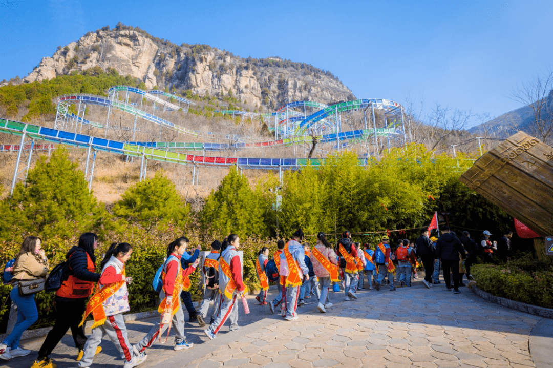一秒入夏,阳光明媚微风和熙,忍不住想出去济南青铜山大峡谷玩高孔漂流