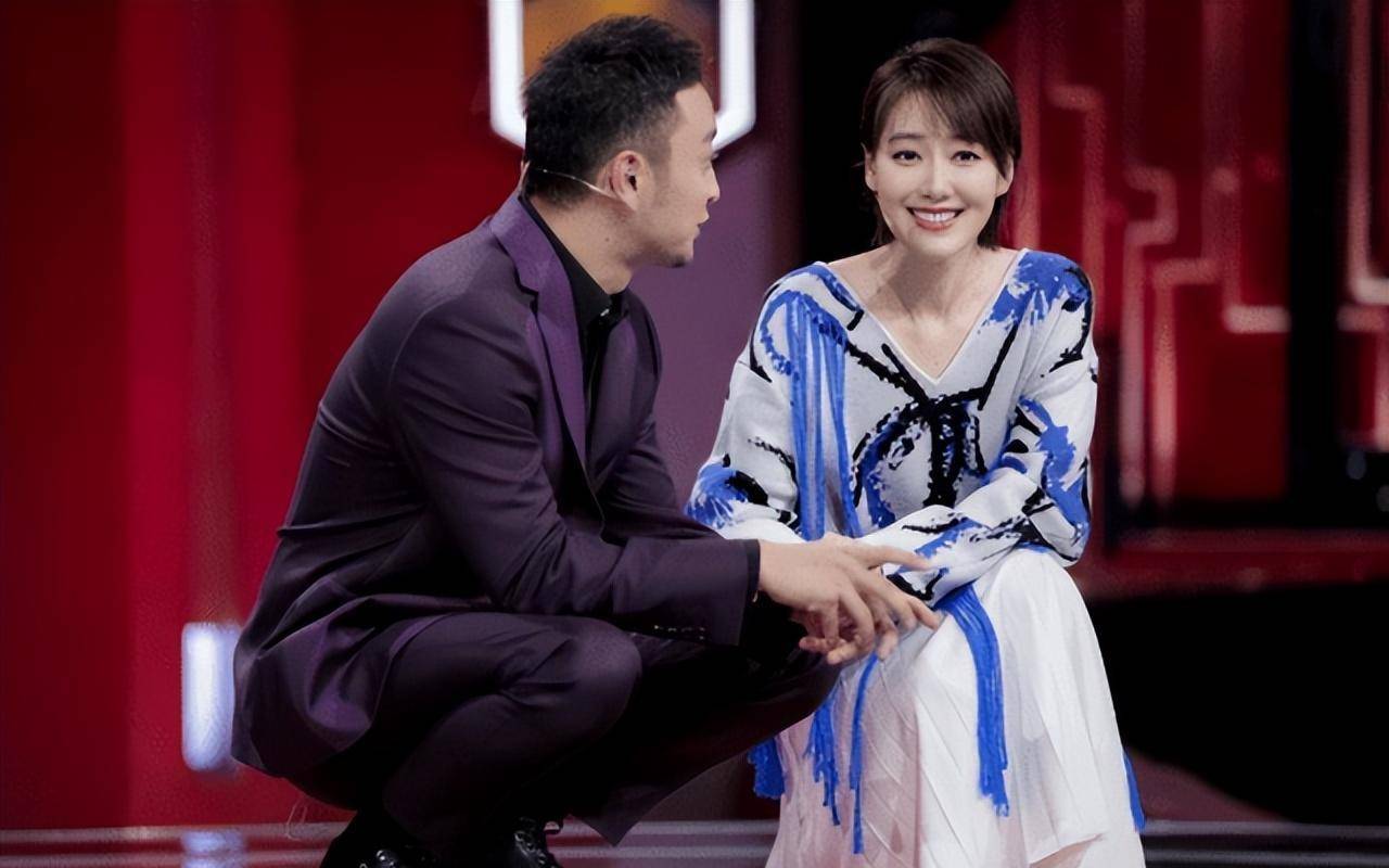 田明王冠_央视主持人王冠与曹可凡传绯闻被母亲催婚(39岁未婚也很幸福