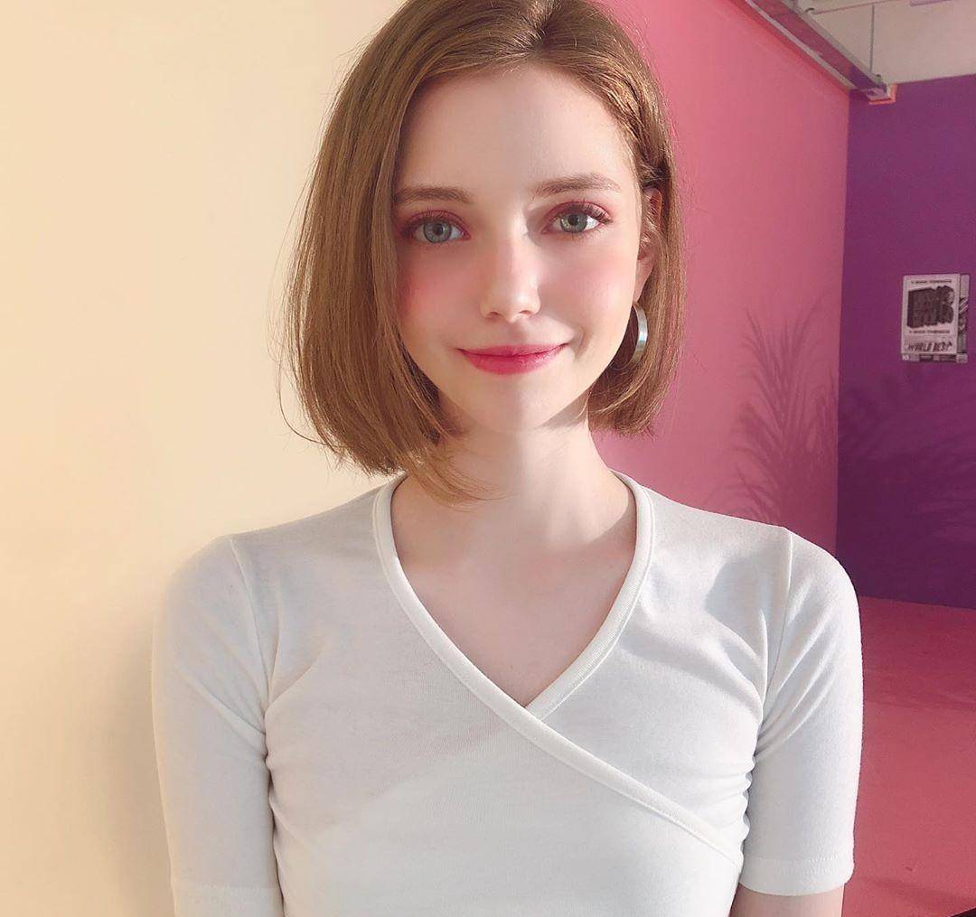 这位德国女孩名叫chloe,今年才23岁的她曾担任韩国知名服饰品牌「chuu