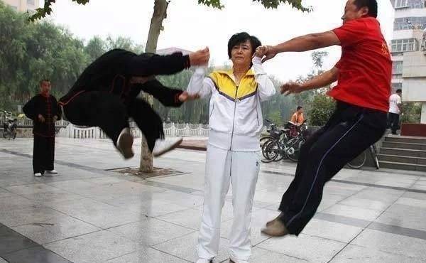 很多所谓的功夫大师炫耀自己的名字,其中最著名的是闫芳的太极推手