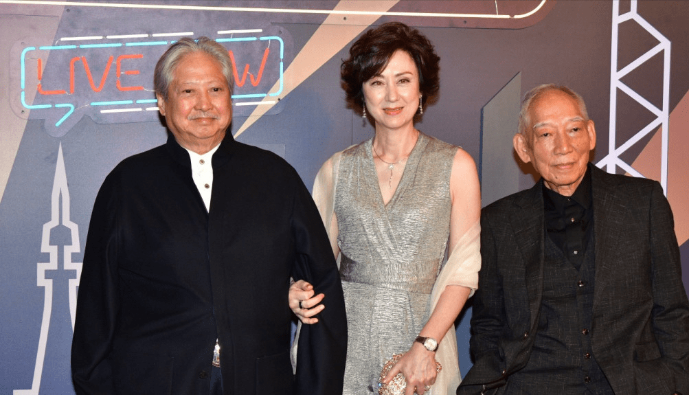 让洪金宝跟袁和平同框,但洪金宝没有让妻子"隐形",他霸气牵着老婆的手