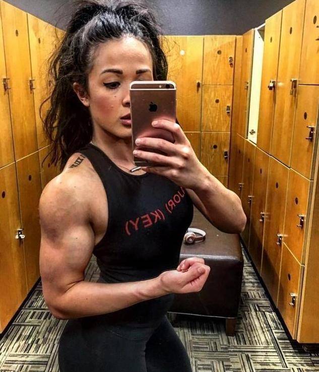 英国美女热爱健身,从爱好成为专业健美选手,肌肉身材充满力量_训练