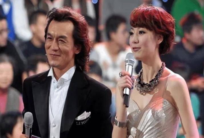 田明王冠_央视主持人王冠与曹可凡传绯闻被母亲催婚(39岁未婚也很幸福