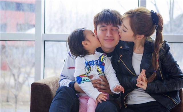 李小璐pgone亲吻酒店曝光,gai专程前往打卡,还留影发文调侃对方