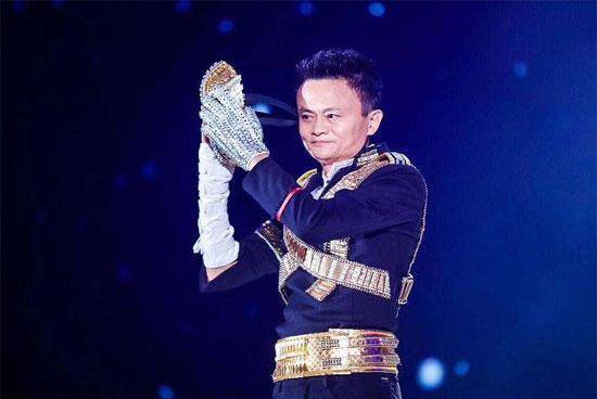 在帕奎奥说完以后,马云也挥舞着自己的拳头,表示自己已经准备好了