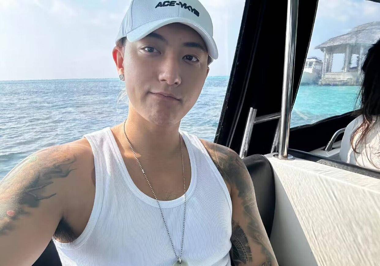 黄子韬放飞自我,晒胸毛自拍,网友直呼他辣眼睛像野人_鹿晗_照片_发展