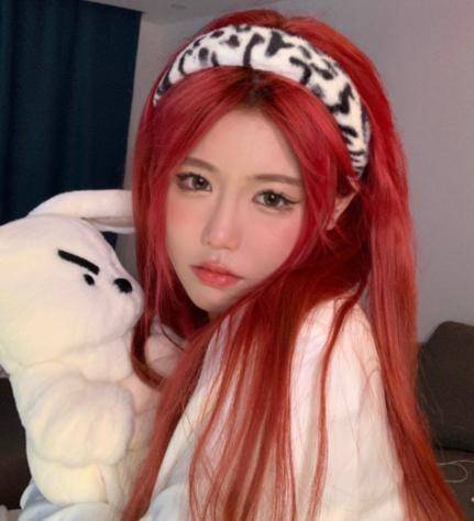 起司姨太晒自拍,看她一头红发的造型,网友:这发量真实的吗?