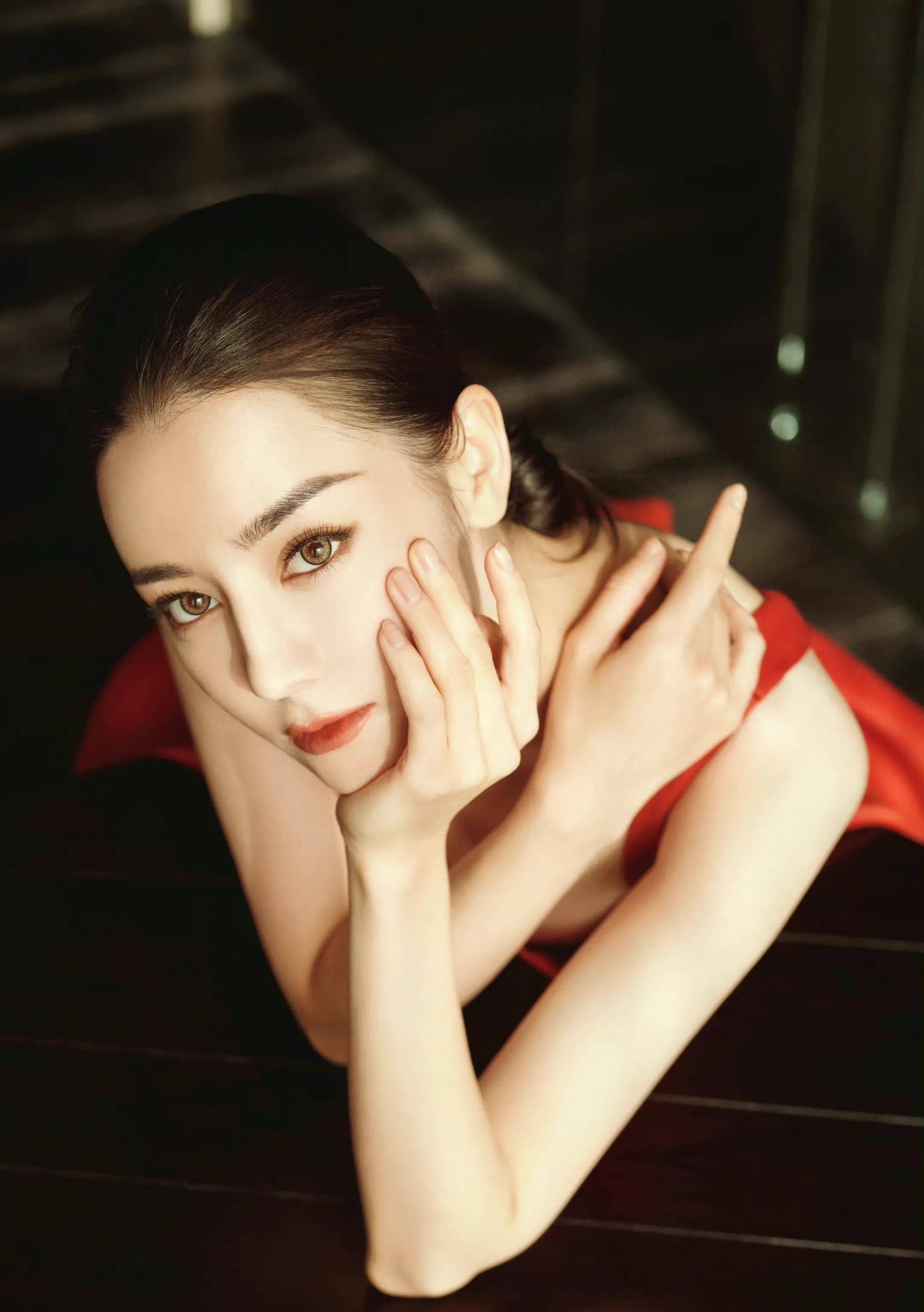 迪丽热巴阿云嘎同款图,两位浓颜系明星的合影也太让人震撼了,神级氛围