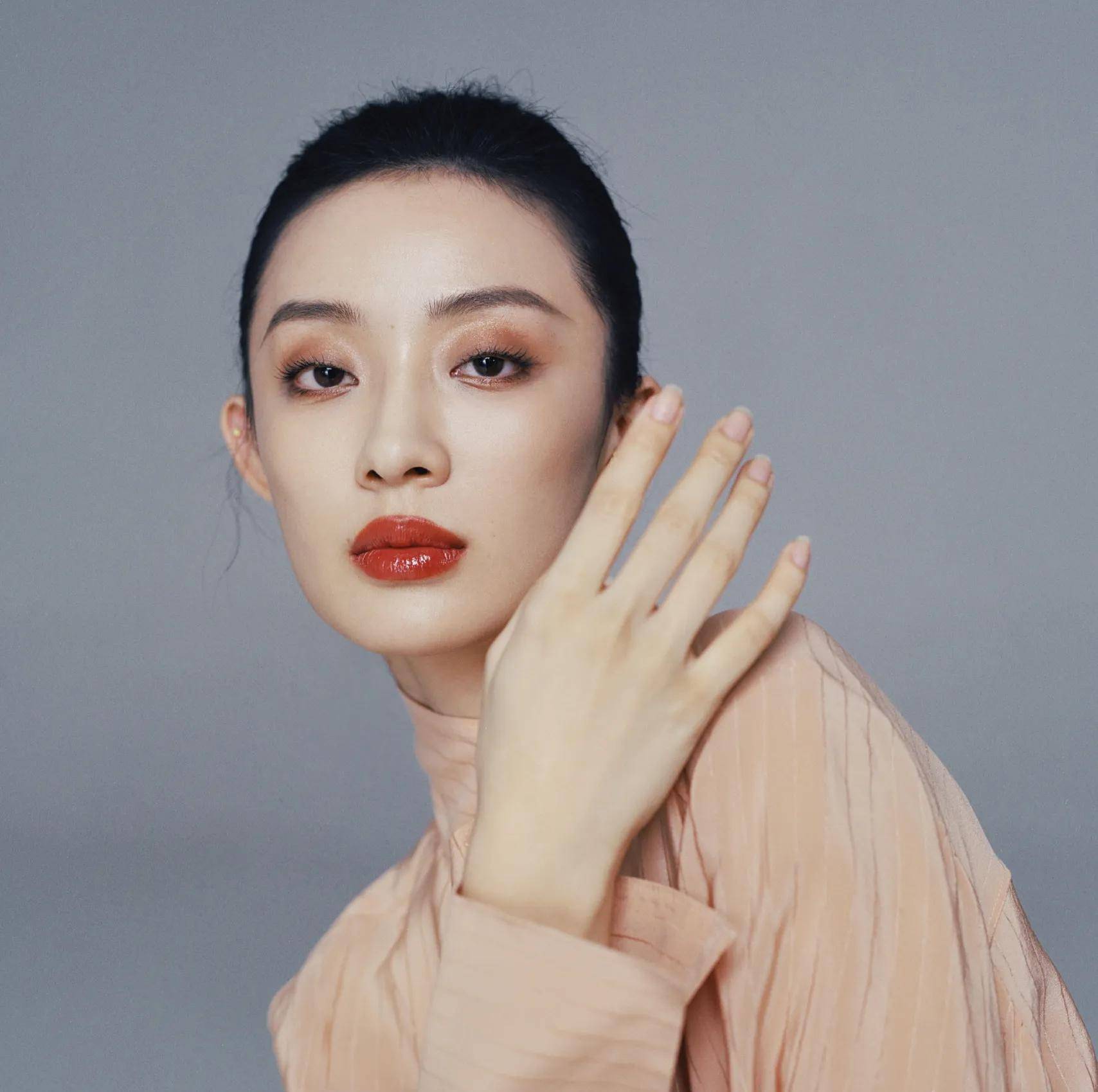 孙佳雨:别再惋惜颜值高演技好的她不火了,她在另一个领域混得风生水起