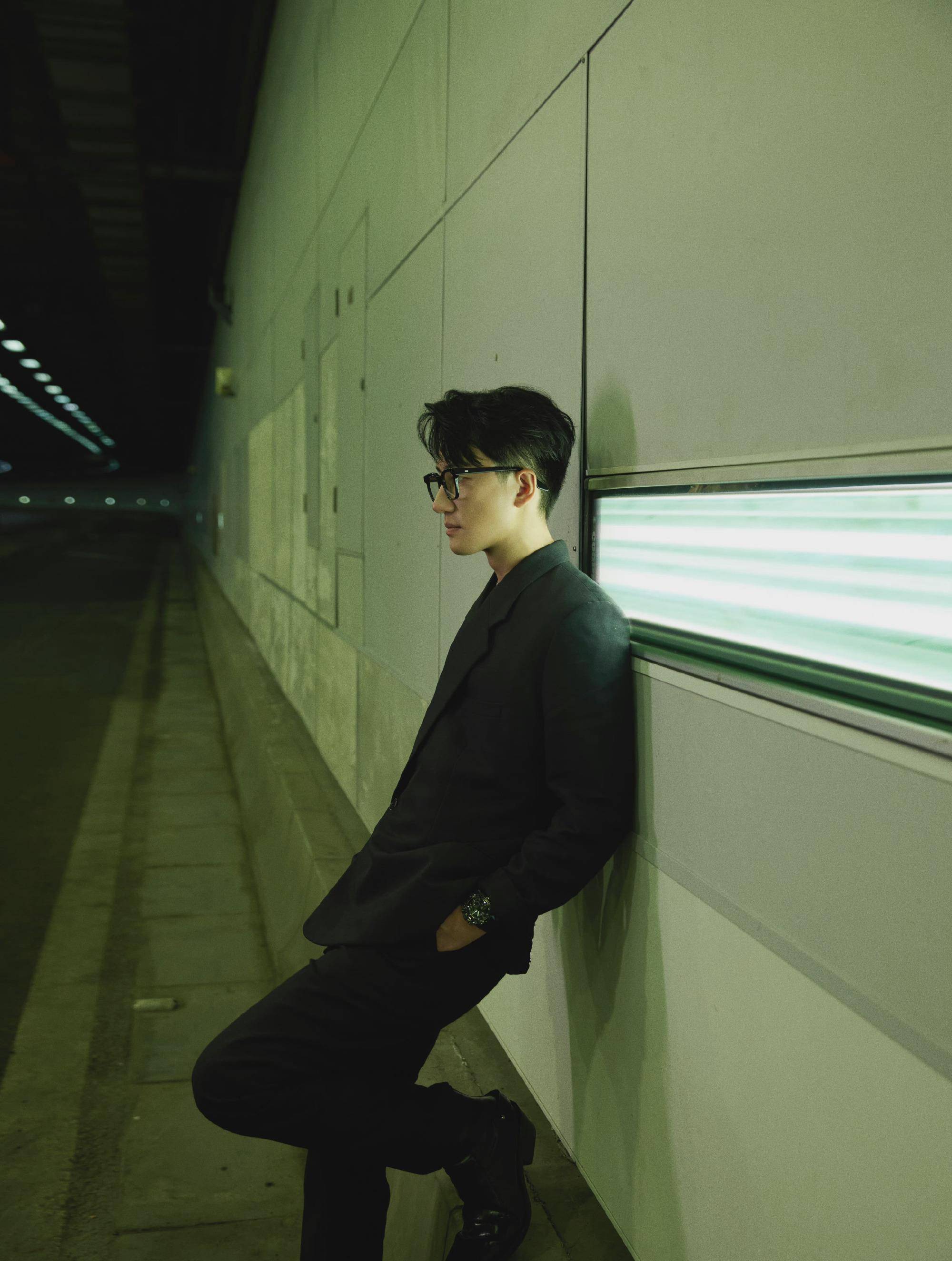 黄轩隧道大片,身穿黑色西服套装,佩戴黑框眼镜,帅气又文艺范_氛围