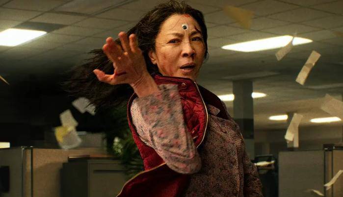 61岁杨紫琼获奥斯卡影后,国籍成最大争议_电影_获得了_小李子