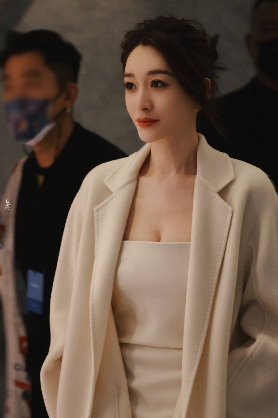 47岁李小冉穿出白到发光的惊艳效果_时尚_人们_造型